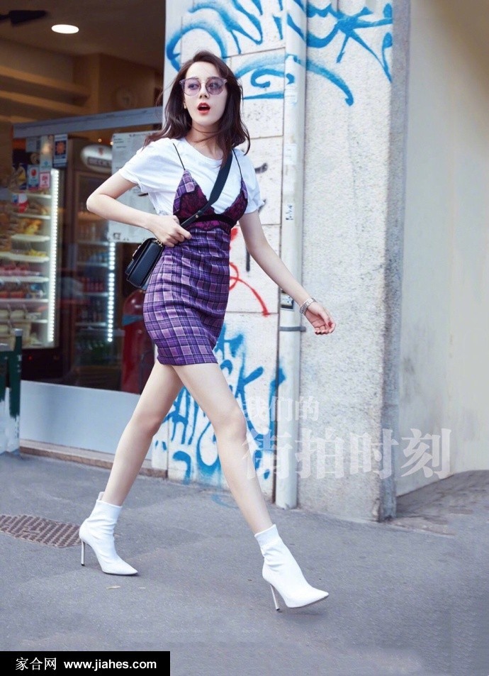 迪丽热巴侧身回眸浅笑，秋日阳光洒落在飘逸裙摆上泛起温柔光泽