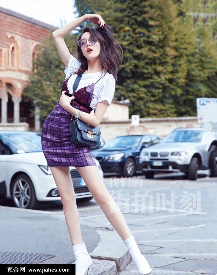 光影交错间迪丽热巴优雅伫立，高腰线设计完美展现其黄金身材比例