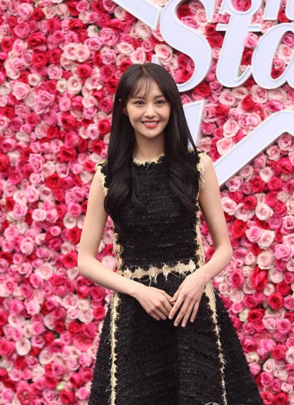 郑爽驻足凝望眼神温柔 幸福气息弥漫四周