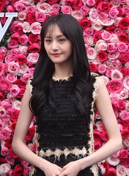 郑爽侧身回眸浅笑 黑色长裙勾勒优雅身姿