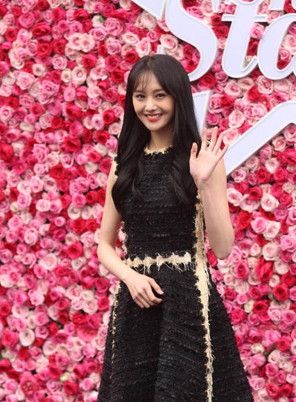 郑爽嫣然一笑如花绽放 裙摆轻扬宛若黑天鹅