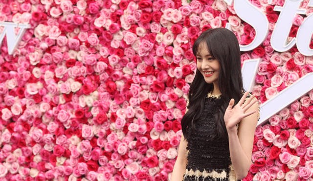 郑爽与镜头亲切互动 笑容温暖治愈力十足