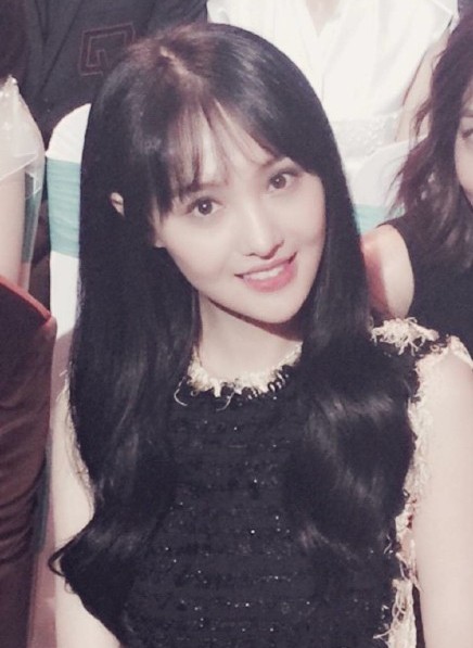 郑爽活动造型特写 精致妆容衬托绝佳气色