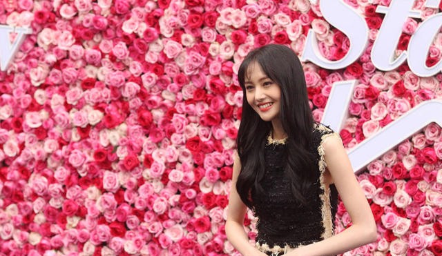 郑爽举手投足尽显优雅 璀璨灯光下熠熠生辉