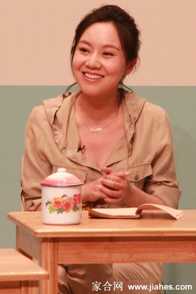 闫妮轻抚儿子头发，动作轻柔充满怜爱