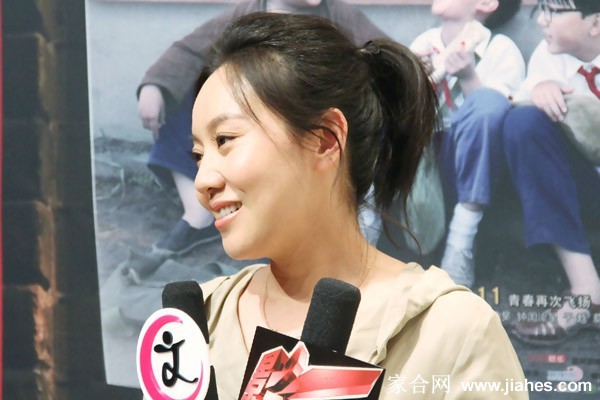 闫妮温柔注视儿子，眼中满含慈爱与期许