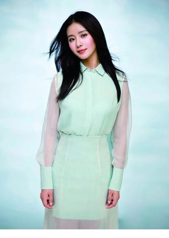 刘诗诗轻倚古朴屏风，发丝轻扬，光影拂面尽显静谧柔美之态