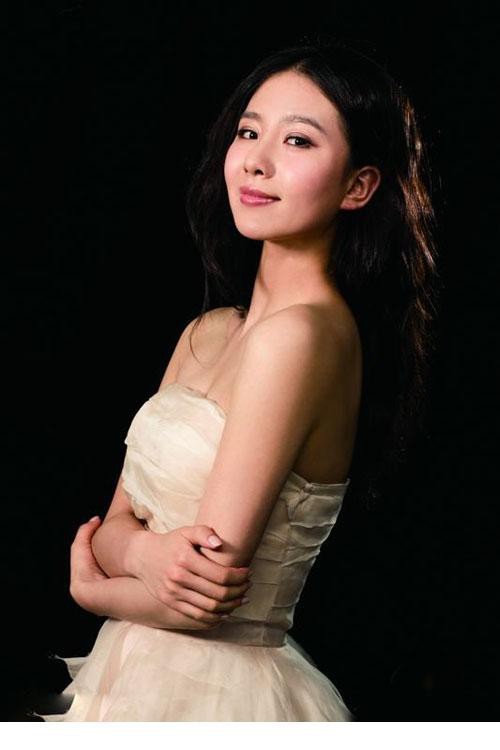 刘诗诗身着青纱于古典窗棂前侧首凝思，眉眼间尽显温婉书卷气息