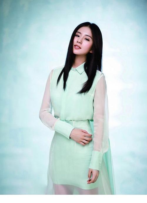 刘诗诗一袭青纱曳地而立，裙摆如山水氤氲，姿态端庄若古典仕女