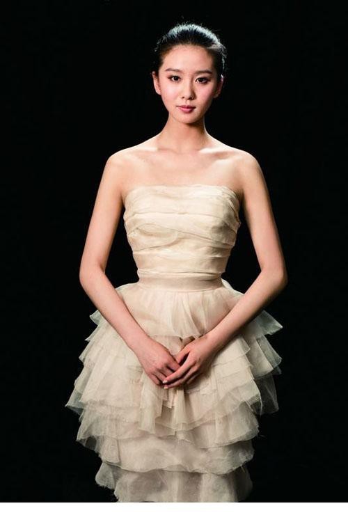 刘诗诗手持团扇半遮面，青纱缭绕间眼波流转，故事感十足