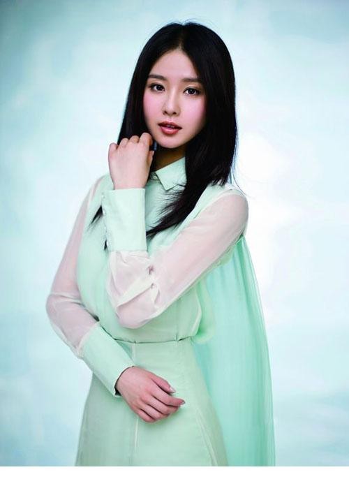 刘诗诗眸含秋水唇染丹霞，一抹浅笑嫣然诠释何为古典佳人