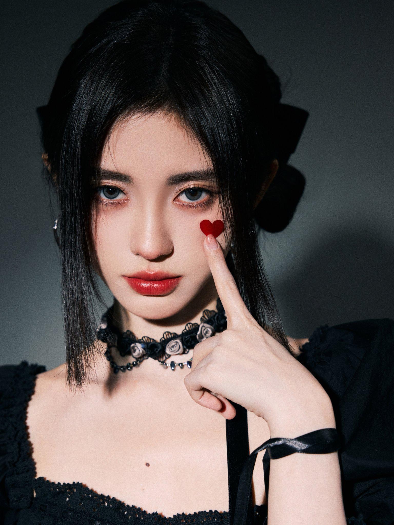 鞠婧祎精致侧颜凝视镜头 橘色调妆容温暖如夏日暖阳