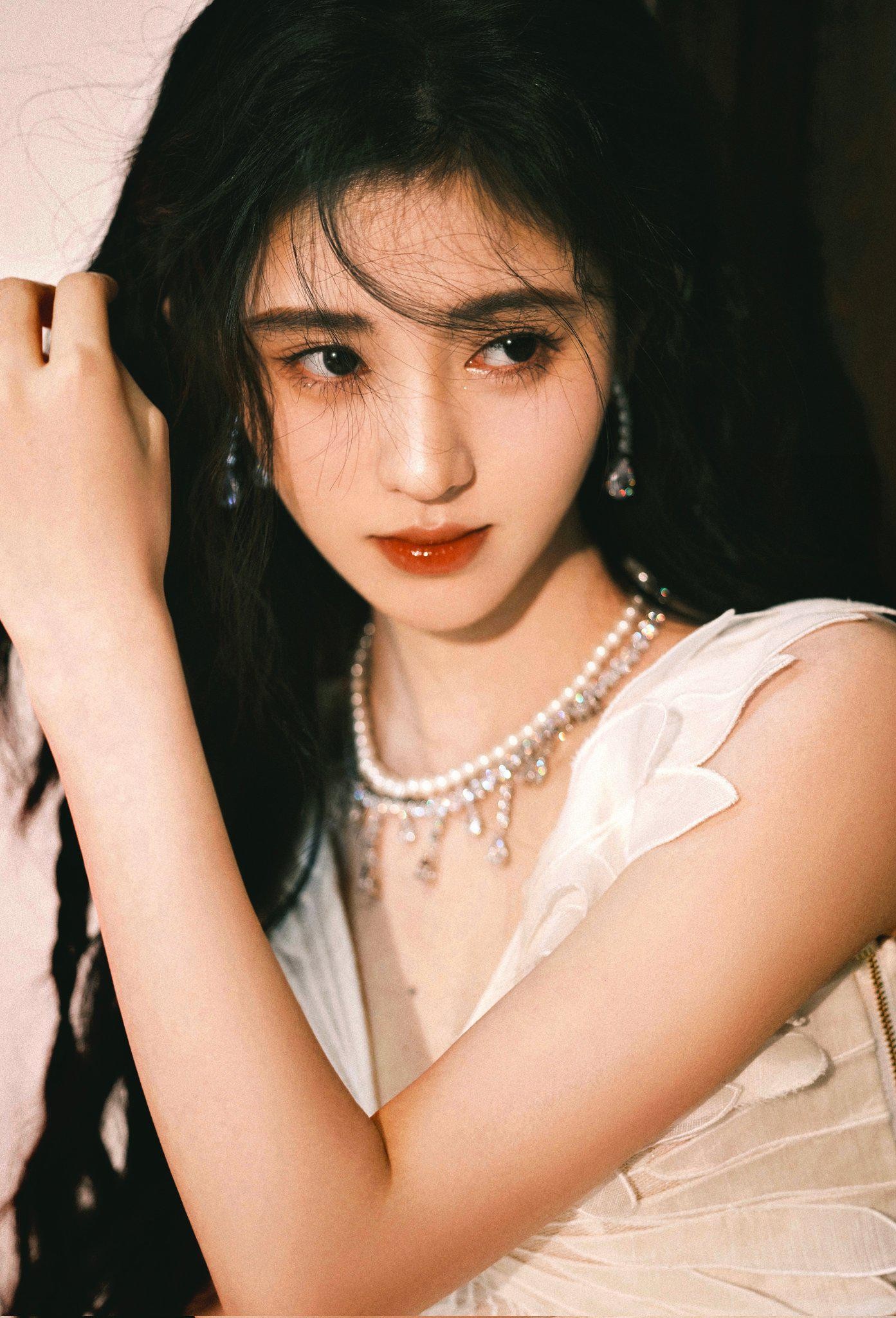 鞠婧祎手持道具眼神魅惑 红唇与黑色背景构成经典视觉冲击