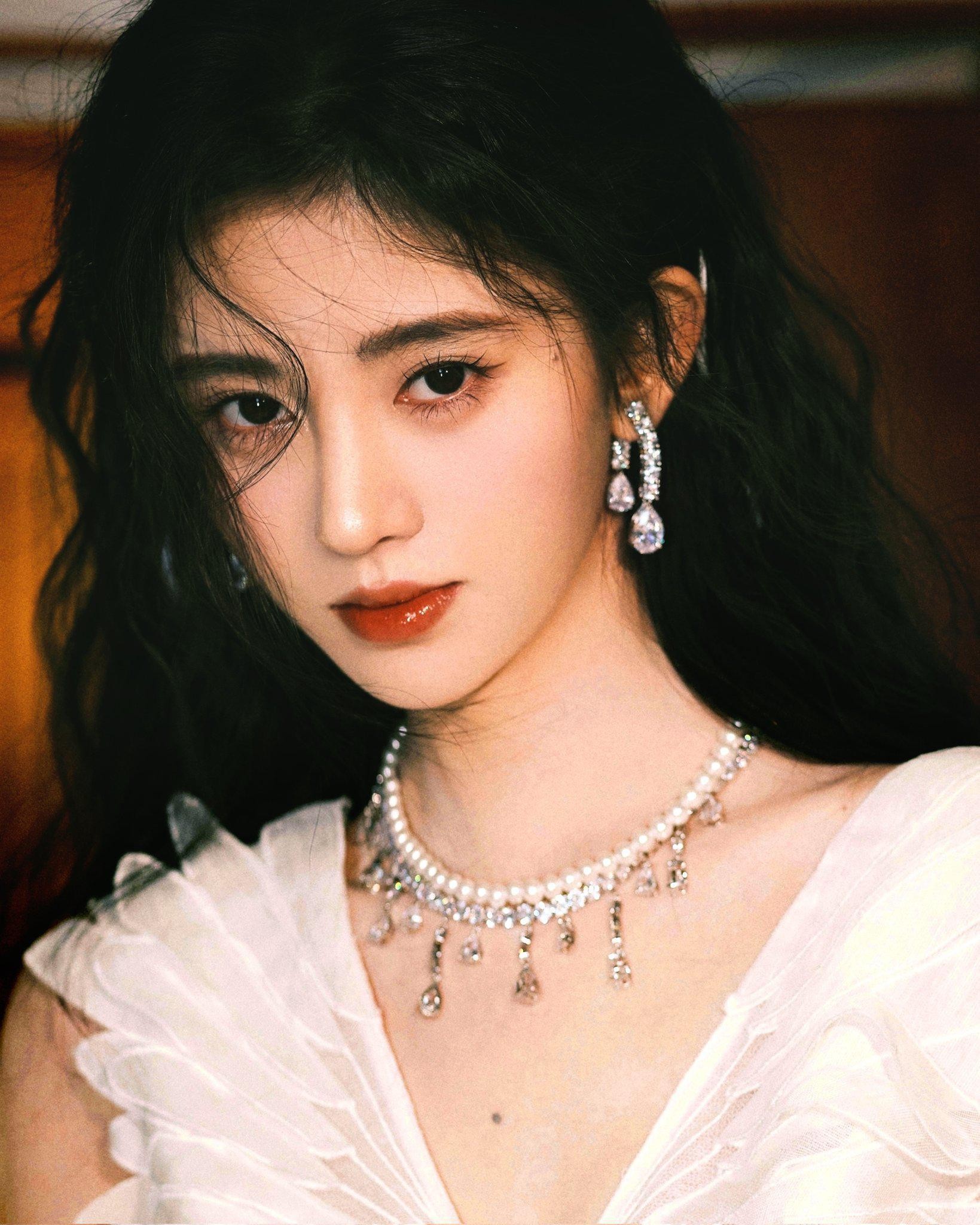 鞠婧祎眼眸低垂光影交错 浓密睫毛与璀璨眼影勾勒深邃眼神