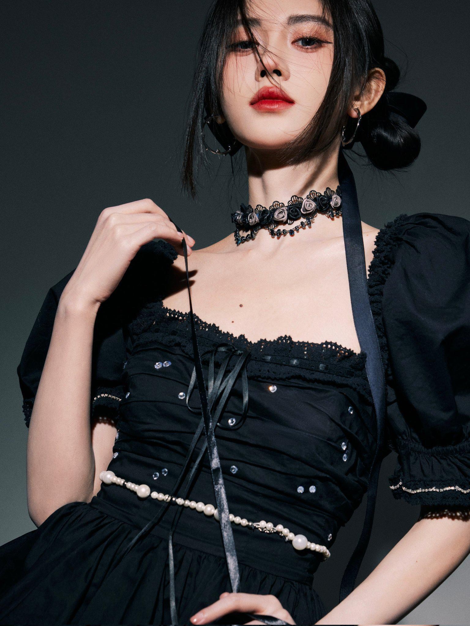 鞠婧祎回眸瞬间发丝轻扬 浓郁妆容与动态捕捉展现生动之美