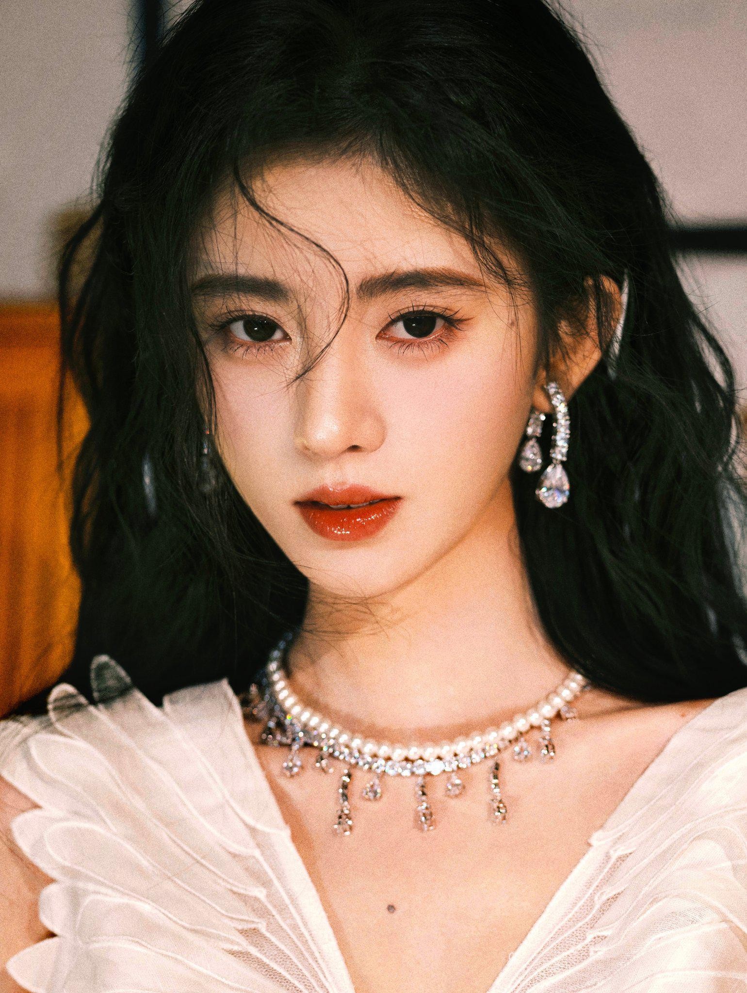 鞠婧祎展现完美侧脸轮廓 璀璨耳饰点缀于朦胧光影之间