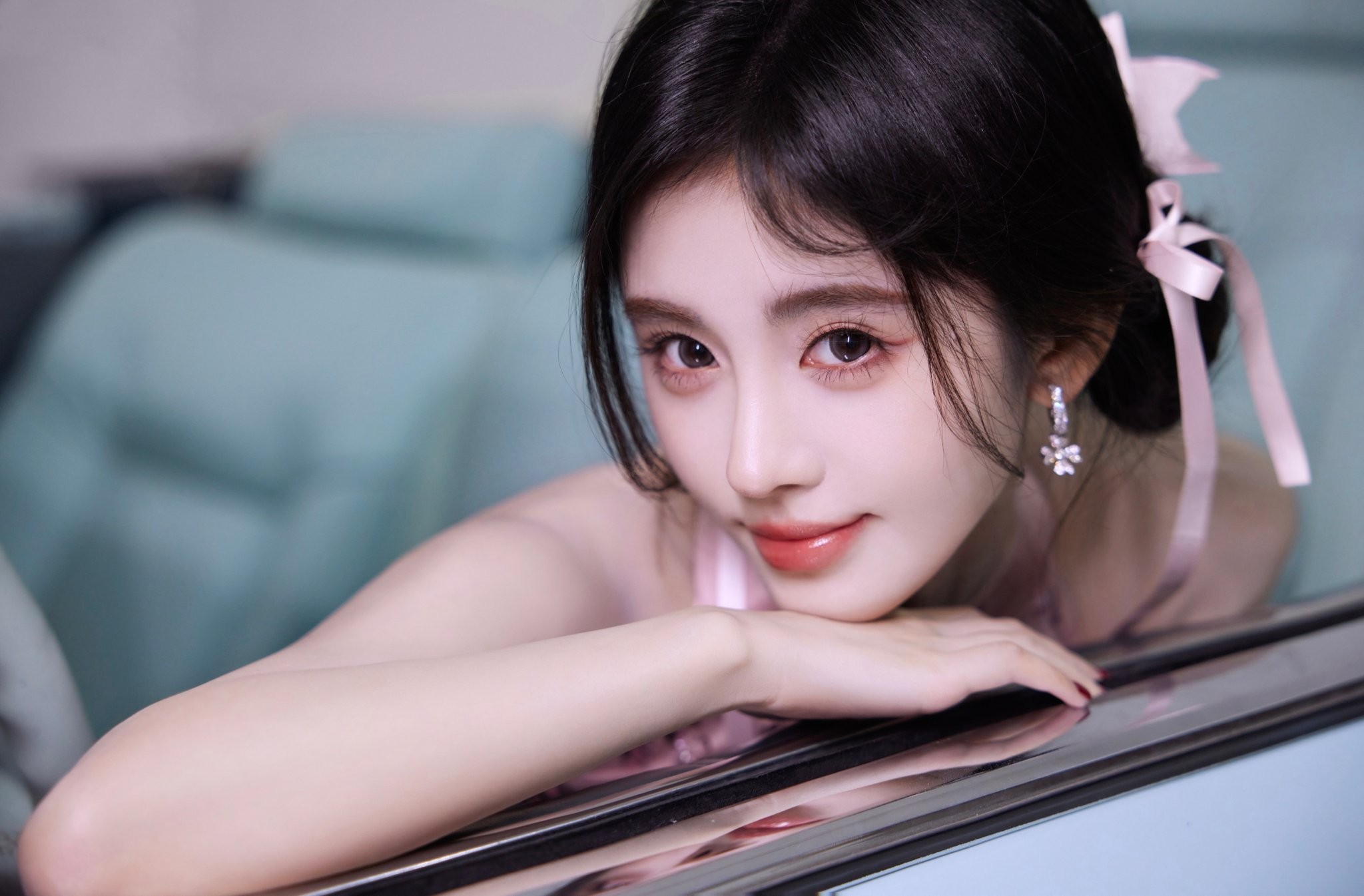 鞠婧祎展现华丽复古风姿 丝绒质感与浓郁红唇演绎经典魅惑