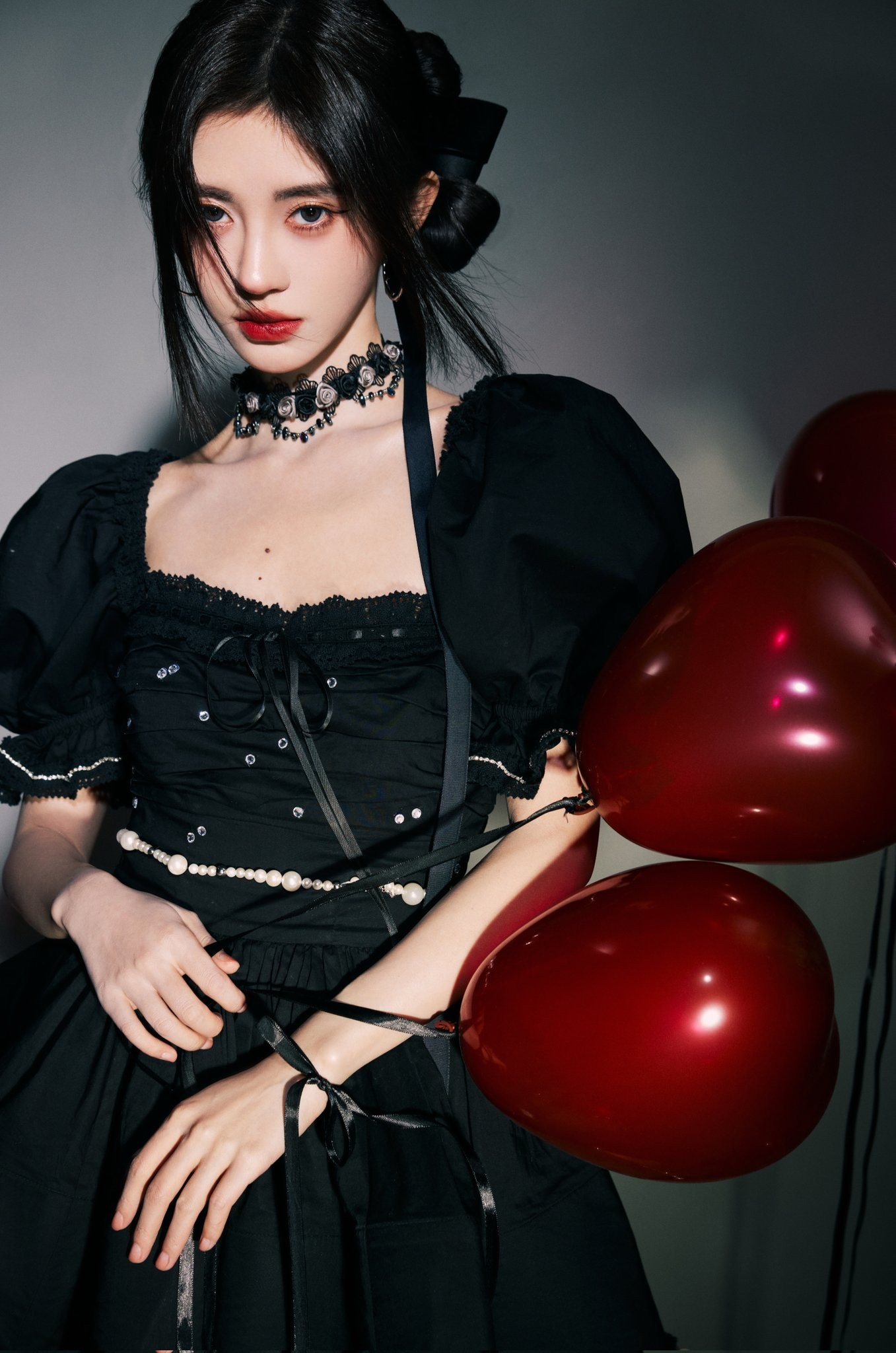 鞠婧祎置身梦幻光影 柔和侧光烘托出妆容的细腻层次与质感