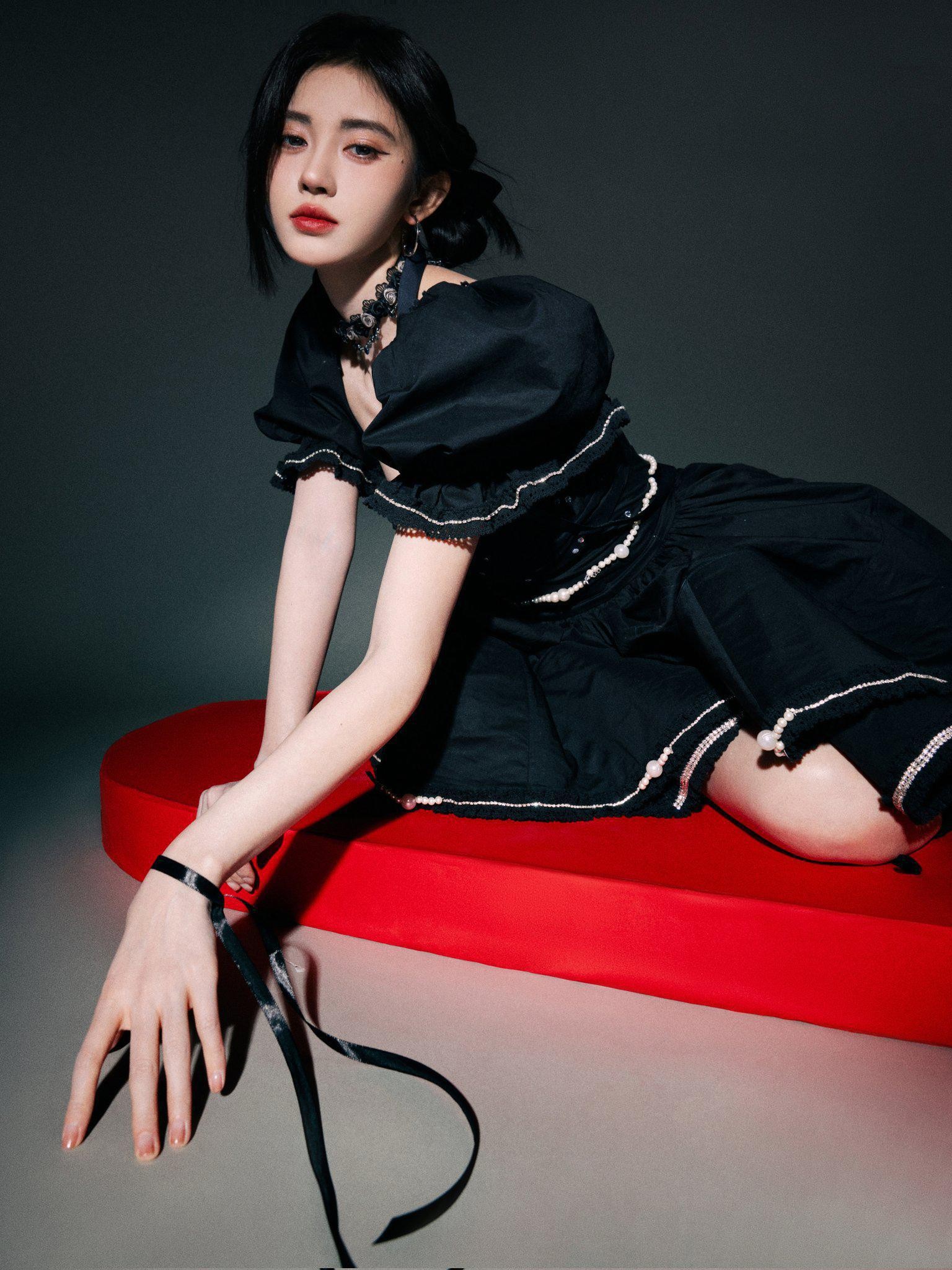 光影勾勒鞠婧祎优雅颈部线条 珠宝与妆容共同闪耀奢华光泽