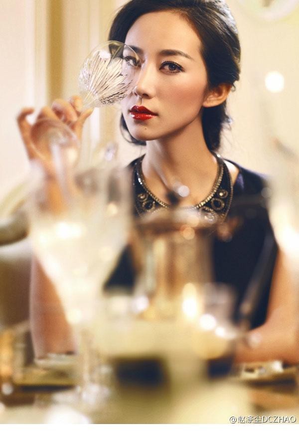 韩雪近距离特写，复古红唇微启，眼神清澈而坚定，展现纯净面容与浓烈唇妆的迷人对比