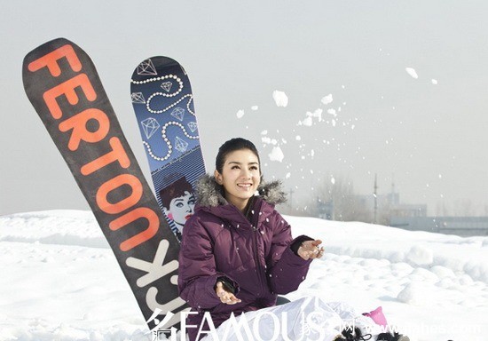 黄奕背影遥望苍茫雪山，孤独而坚定，仿佛与天地对话