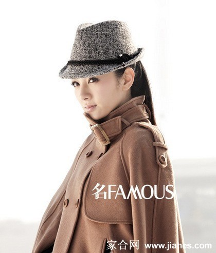 黄奕闭目微笑感受雪花飘落，静谧面容与飞舞的雪花构成动人画面