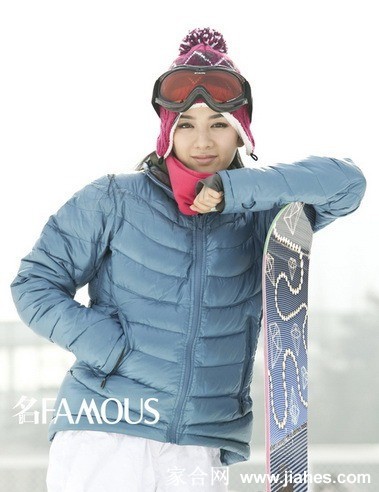 黄奕身披纯白轻纱侧身回望，眼神清澈而坚定，仿佛雪山中走出的精灵