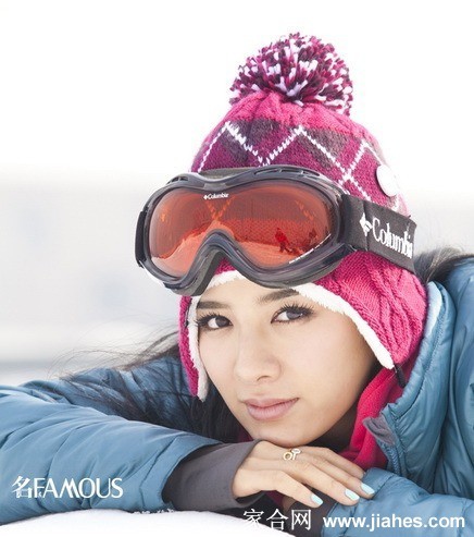 黄奕身着华丽礼服裙摆铺撒于雪地，宛如冰原上盛开的璀璨花朵