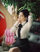 黑裙下摆轻扬瞬间，美腿线条若隐若现，职业装中透出性感韵味