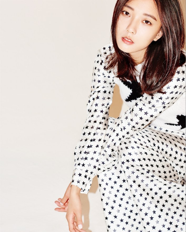 王珞丹一袭红裙倚坐，光影交错间尽显妩媚与沉思