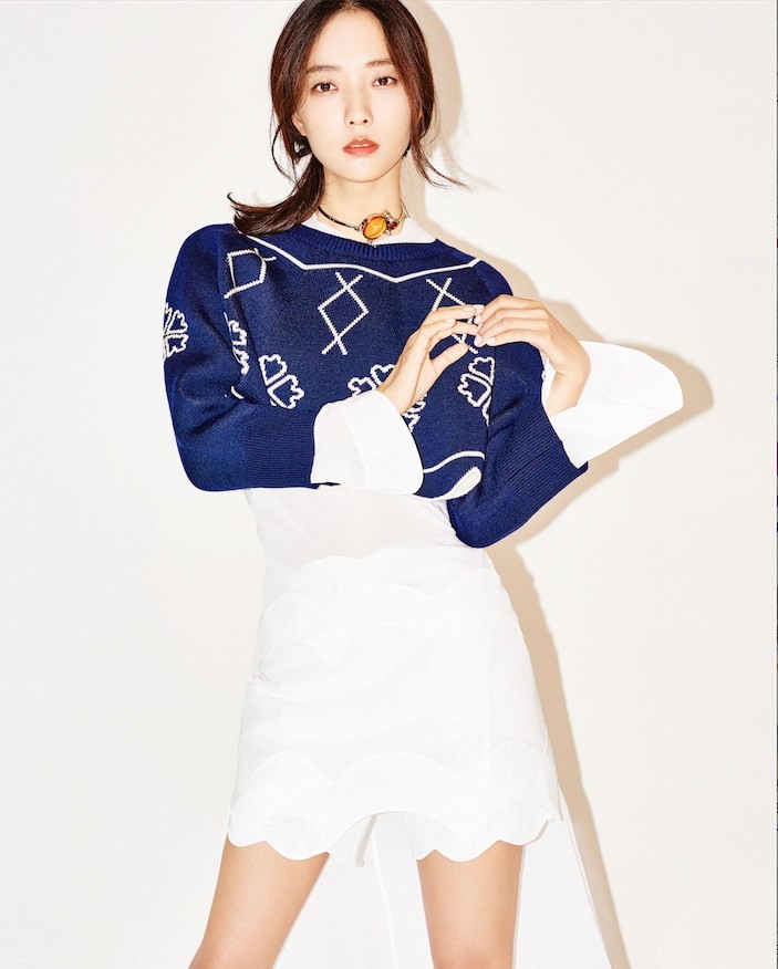 王珞丹身穿纯白套装置身光影，展露清新俏皮的灵动瞬间