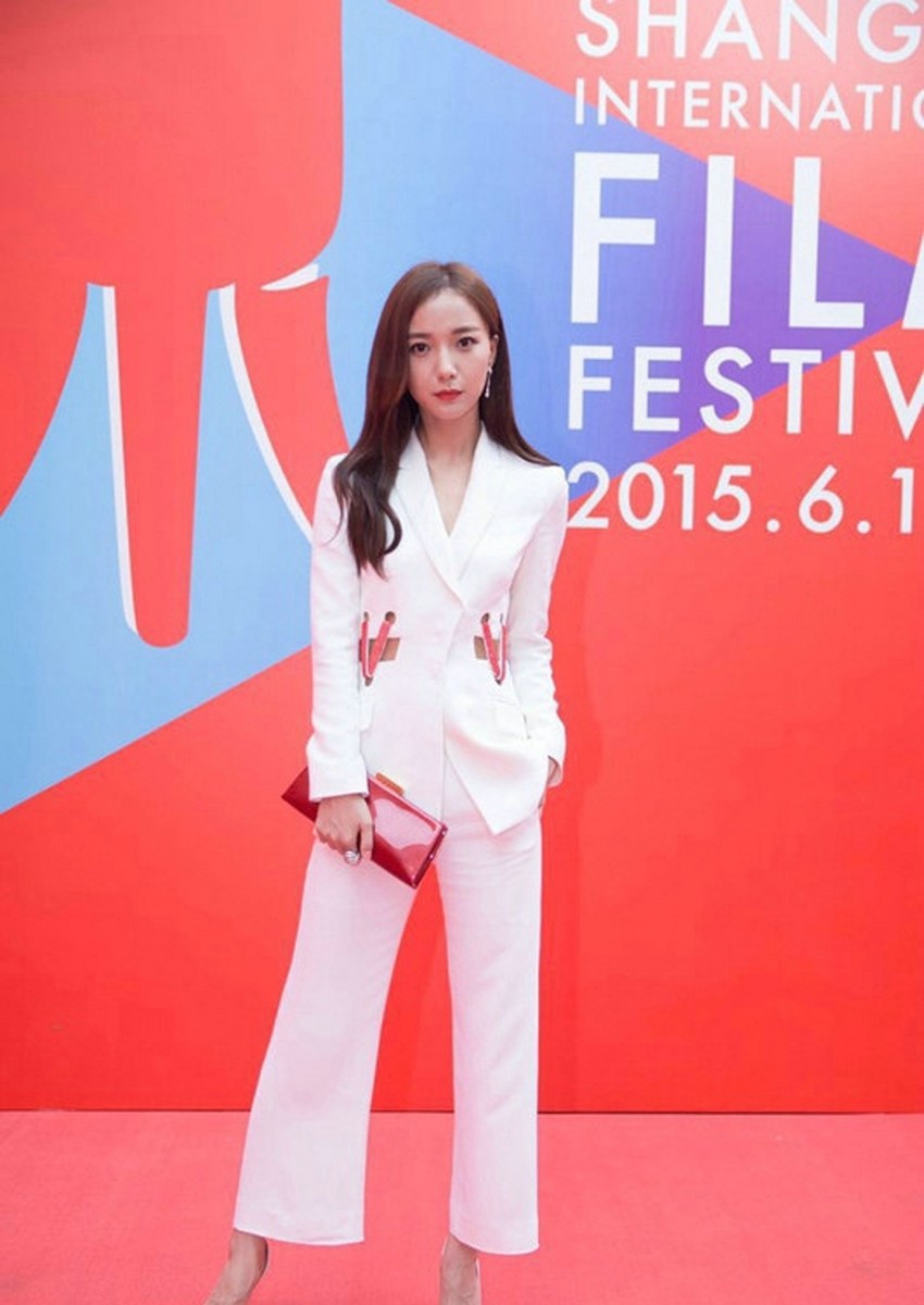 近距离特写王珞丹的从容神态，简约耳饰点缀，凸显其清澈而坚定的眼神