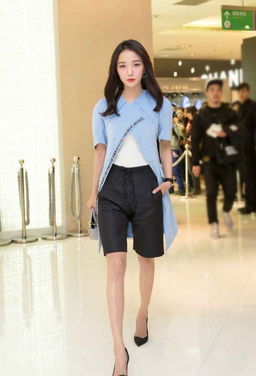 王珞丹以一身全白裤装造型亮相，在灯光下如同雕塑，诠释极简主义的高级感