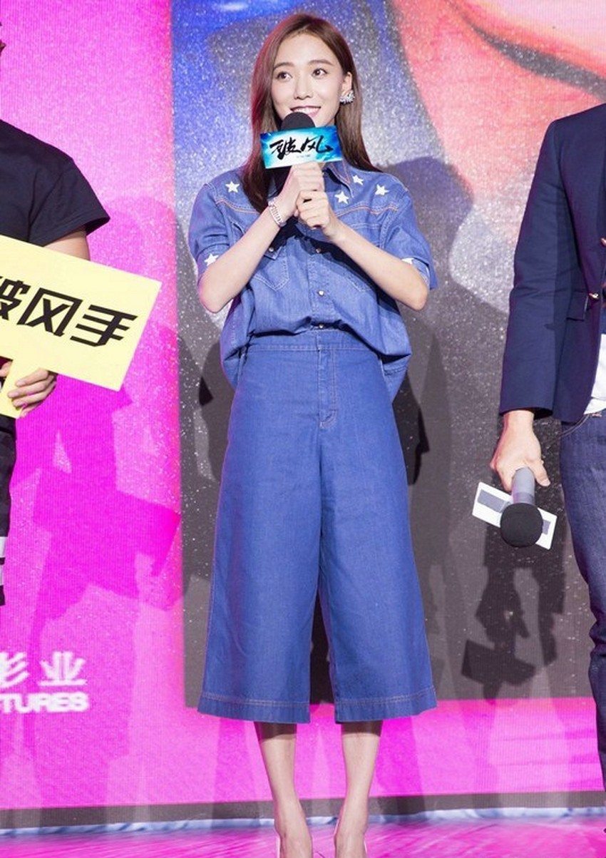 镜头捕捉王珞丹行走间的动态瞬间，裤脚随风微动，定格潇洒自如的瞬间