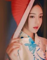 丰满美胸在和服领口微开下若隐若现，美女微笑凝视远方，风情万种