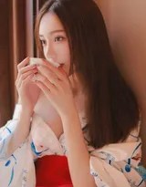 和服美女侧身坐姿，长发如瀑垂落肩头，眼神温柔似水
