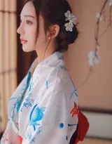 美女整理发髻，和服领口微开显露风情，私密瞬间定格永恒优雅