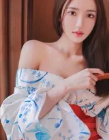 和服花纹精致绚丽，美女手持扇子端庄而立，姿态如画中仙子