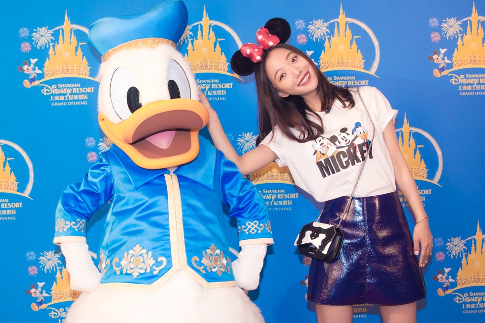 王珞丹侧身回头，米奇发卡清晰可见，眼神中流露出轻松愉悦的神采