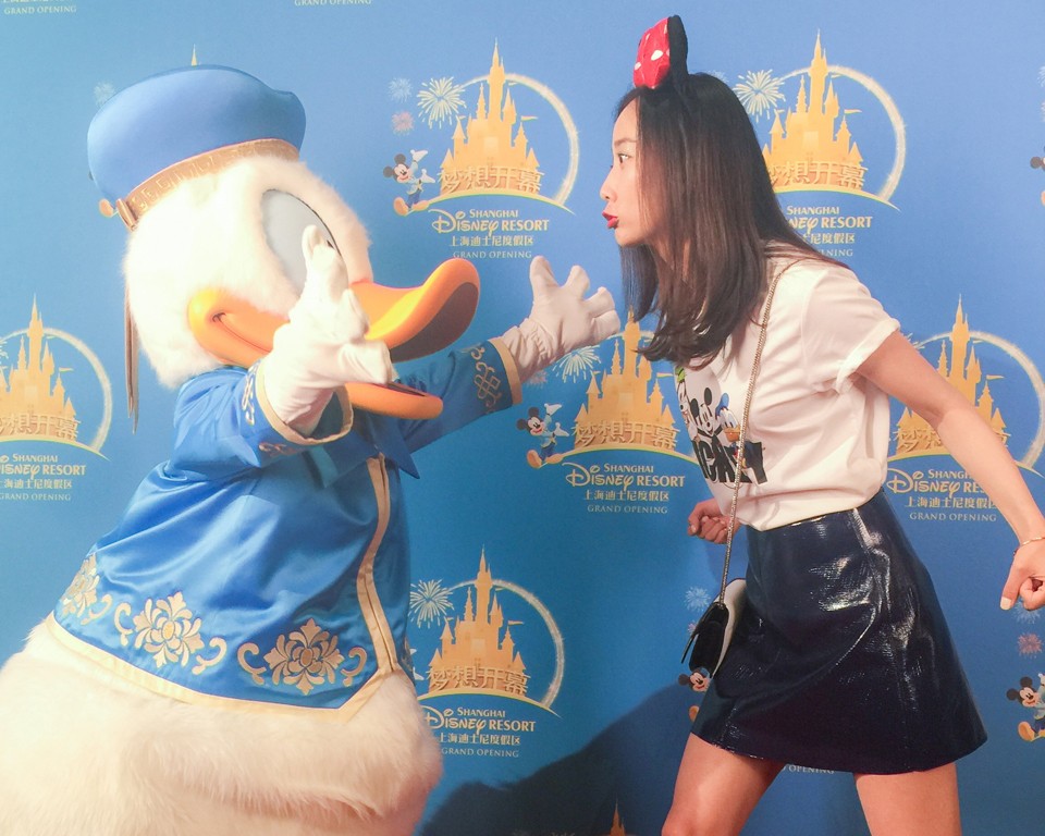 王珞丹与穿着波点裙的米妮亲密头靠头合影，宛如一对童话中的姐妹