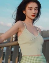 天台边缘少女侧身回眸，纤手轻拂过缎面长发，吊带背心勾勒出夏日清新的轮廓