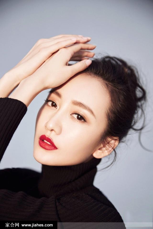 王鸥凝视镜头，红唇明艳，眼神中充满故事感与坚定力量