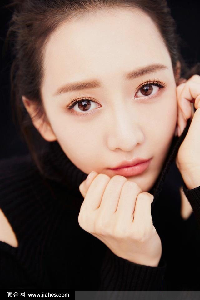 王鸥眼神温柔望向他方，黑色装扮与静谧神情交织出静谧氛围