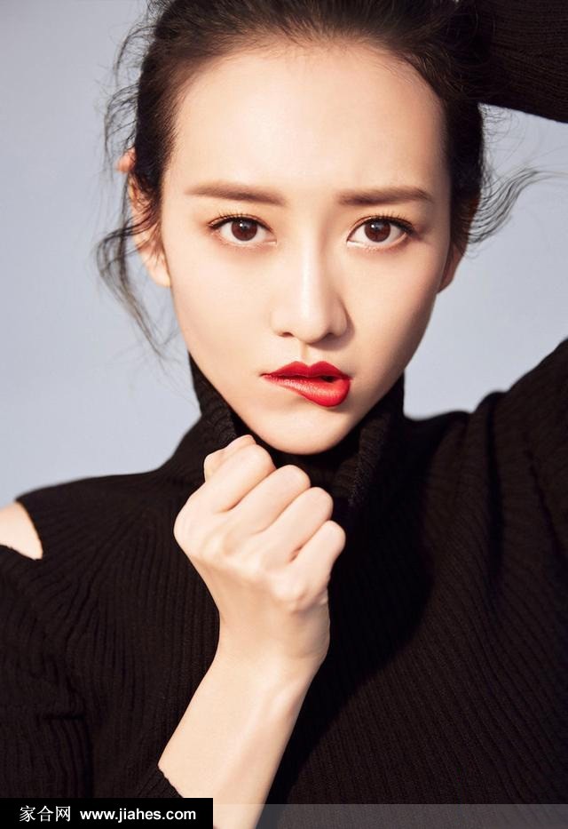 王鸥垂眸瞬间，长长睫毛与细腻肌肤在光影下更显柔美精致