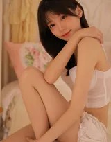 女孩对镜梳理长发，睡裙吊带轻轻滑落肩头，镜中映出她专注而宁静的脸庞，晨间仪式充满静谧的自我对话