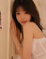 少女赤足立于洗漱台前，清水浸湿了她的指尖与脸庞，水珠折射着晶莹光彩，这一刻的清新与真实格外动人