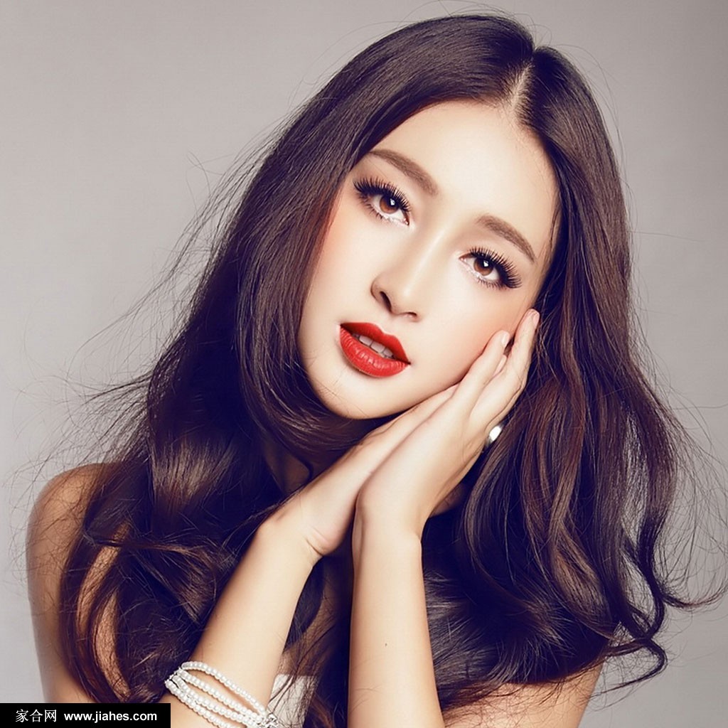 特写镜头捕捉甘婷婷精致的面容与柔和坚定的目光，眉眼间流转着细腻的故事感