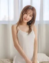 小九侧卧于柔软床榻，阳光为她的轮廓描上一层梦幻的金边