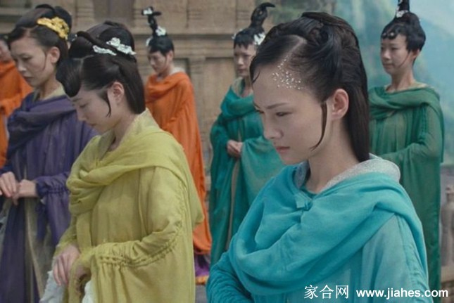 牡丹与书生朱孝廉在书房内一同翻阅画卷，她微微侧首目光好奇，充满了对尘世生活的向往