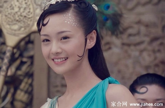 郑爽饰演的牡丹仙子身着白色纱衣，立于万花林间翩然回眸，眼神清澈如林中清泉